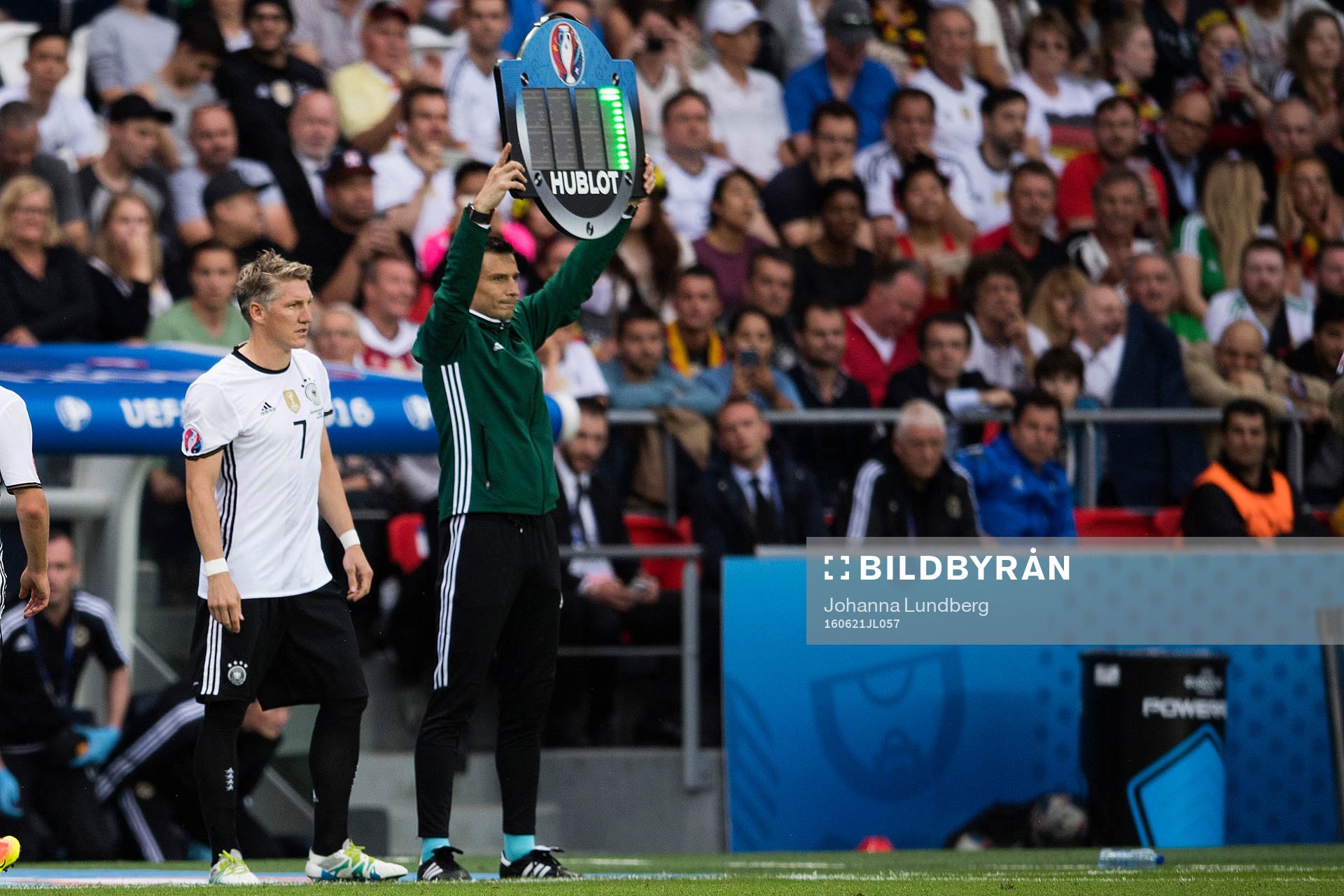 Tysklands Bastian Schweinsteiger blir inbytt i