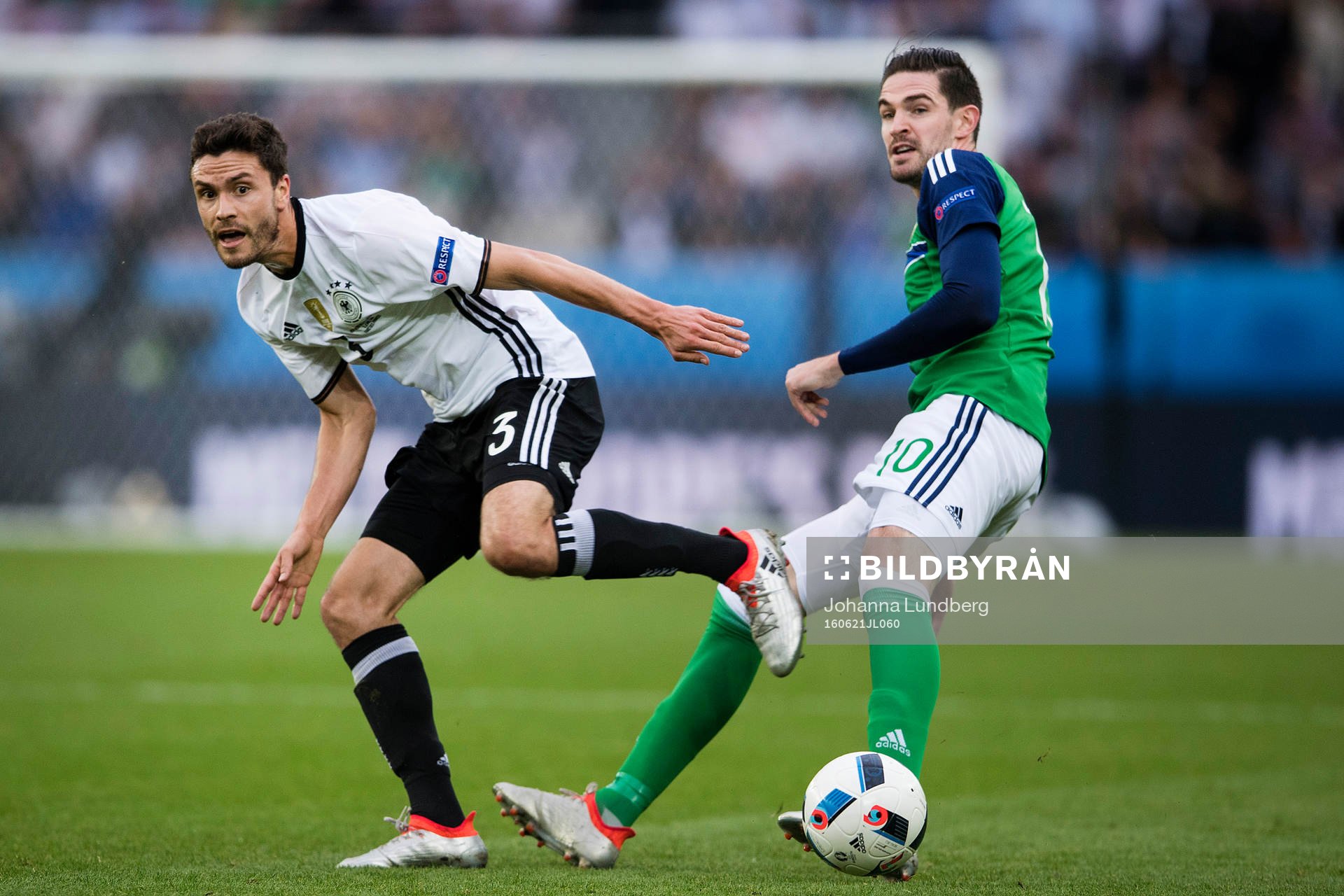 Tysklands Jonas Hector och Nordirlands Kyle Lafferty i