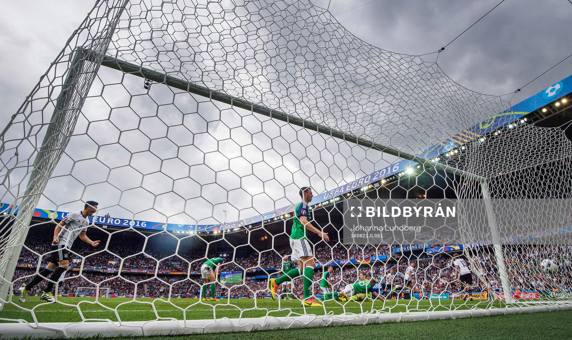 Tysklands Mesut Özil (tv) jublar när Mario Gomez (th) gör 0-1 bakom Nordirlands målvakt Michael McGovern (m) i fotbollsmatchen mellan Nordirland och Tyskland under fotbolls-EM den 21 juni 2016 i Paris.