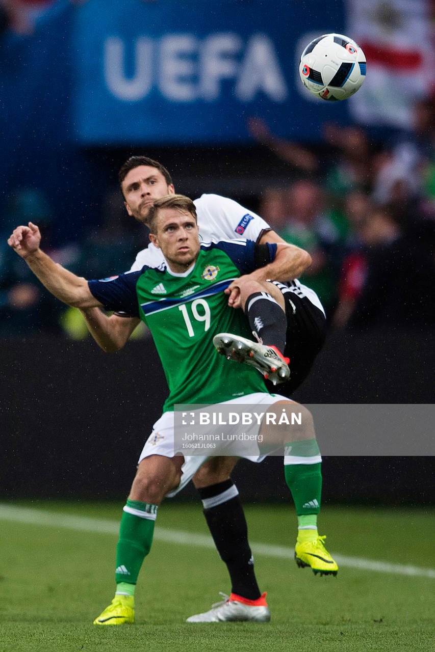 Nordirlands Jamie Ward och Tysklands Jonas Hector  i