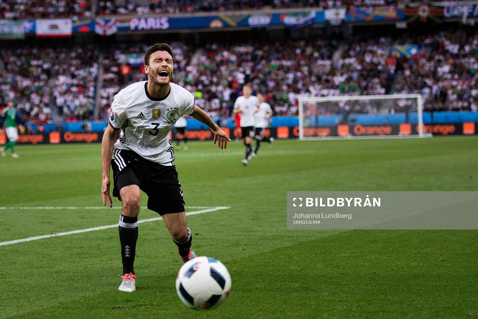 Tysklands Jonas Hector deppar när han missar en boll i