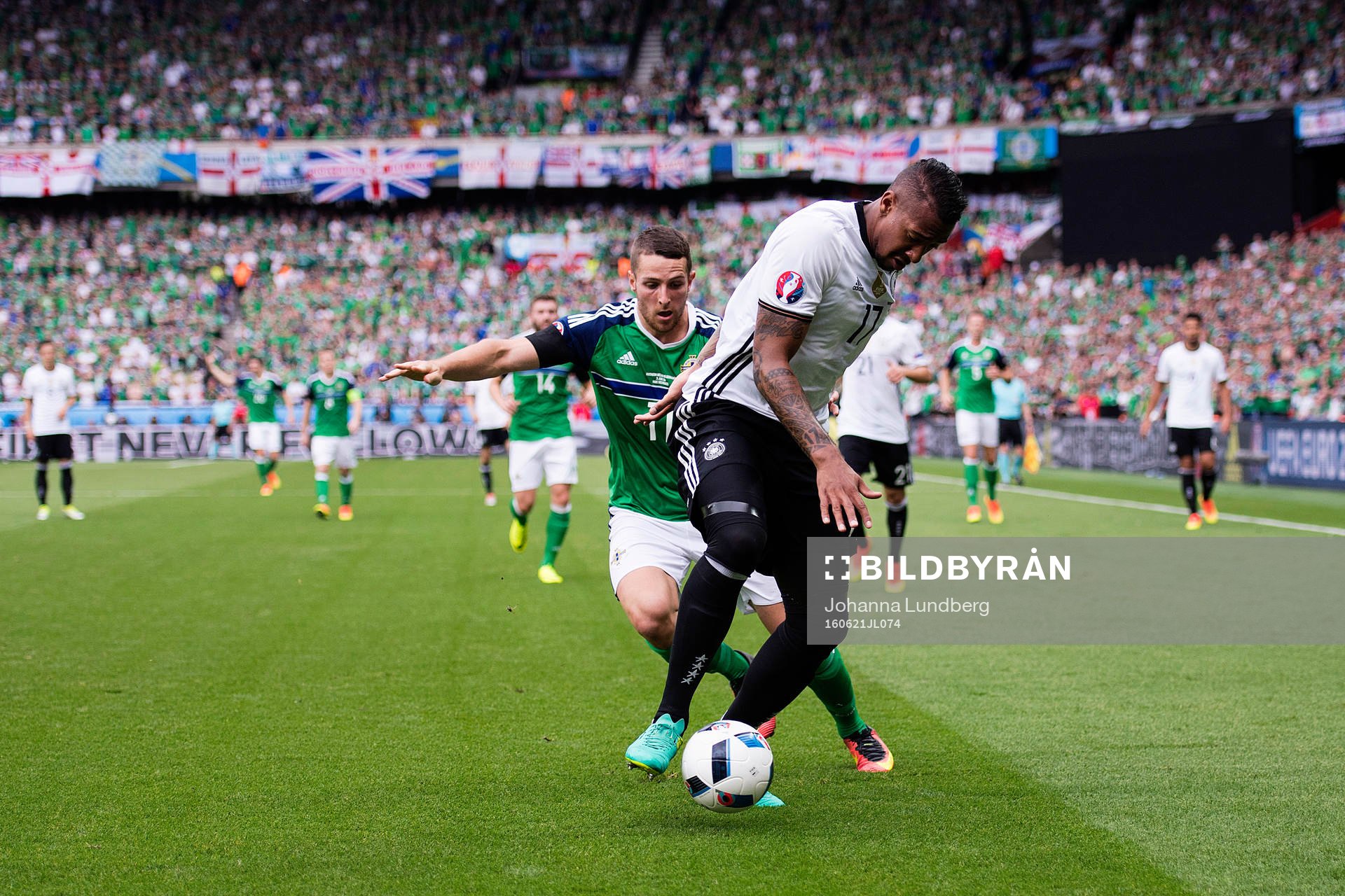 Nordirlands Conor Washington och Tysklands Jerome Boateng i fotbollsmatchen mellan Nordirland och Tyskland under fotbolls-EM den 21 juni 2016 i Paris.