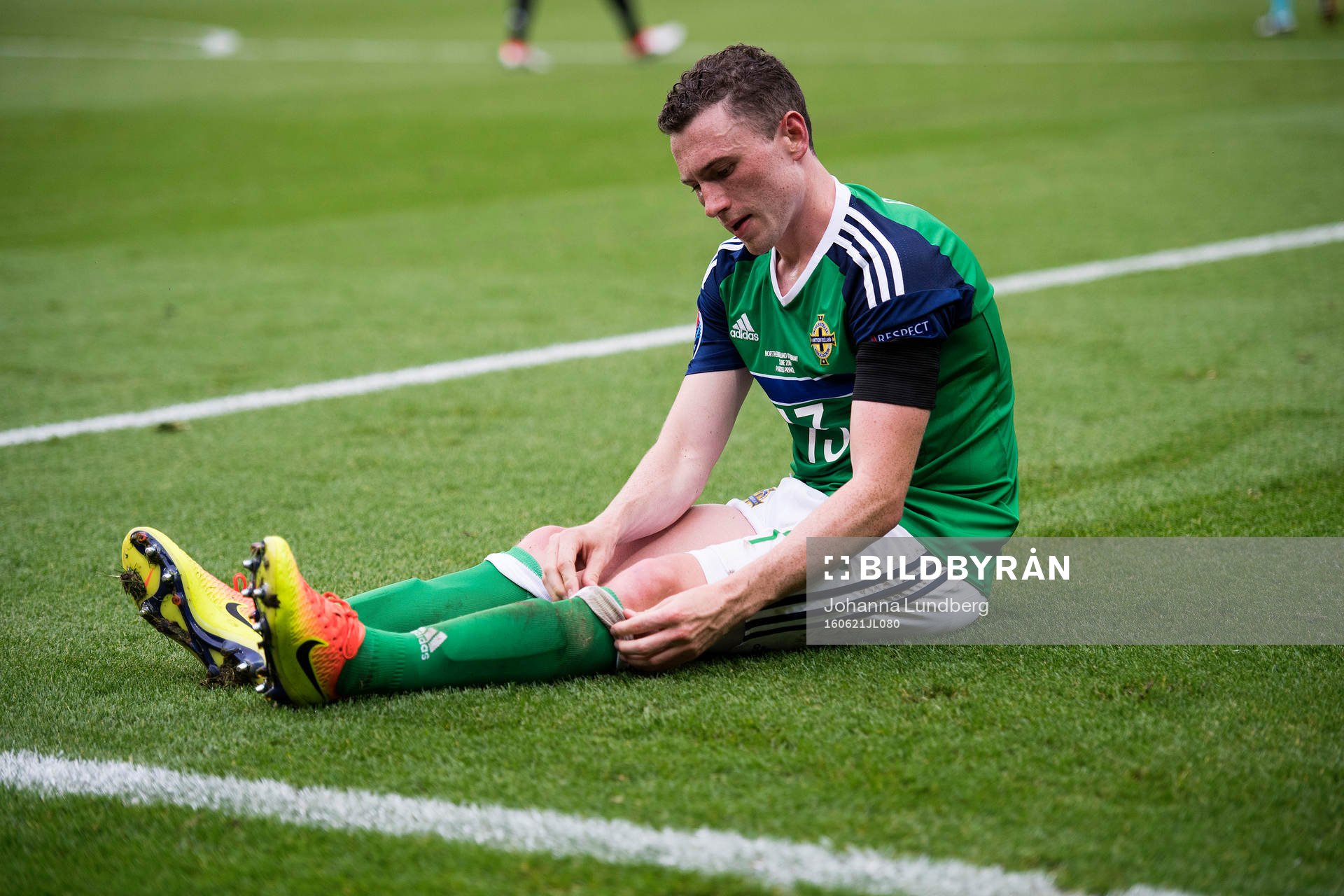 Nordirlands Corry Evans deppar i fotbollsmatchen mellan