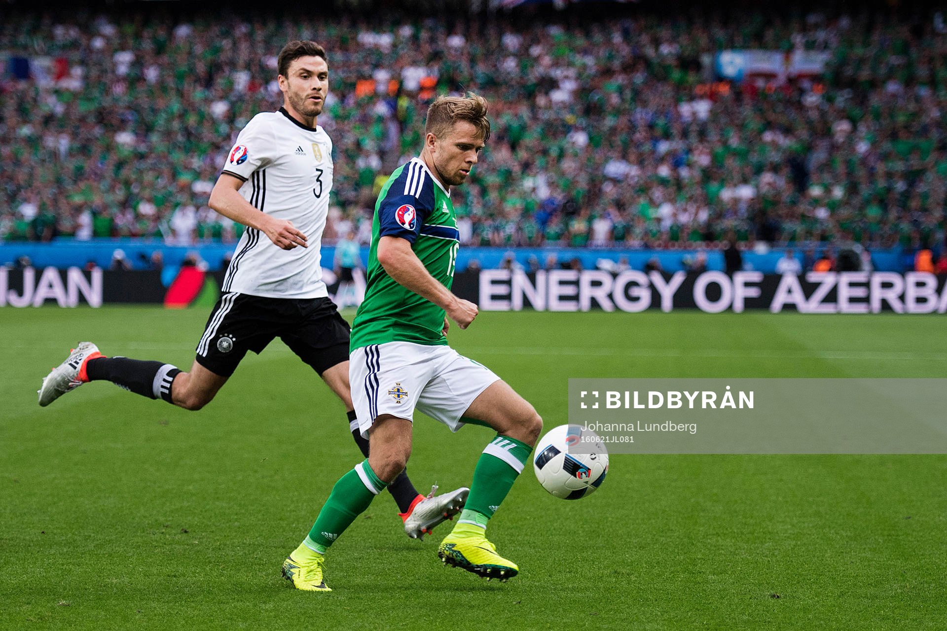 Tysklands Jonas Hector och Nordirlands Kyle Lafferty  i