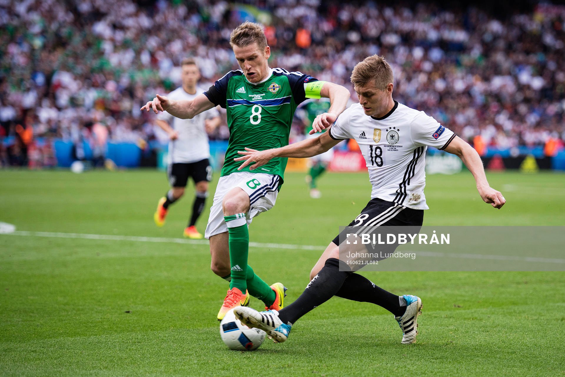 Nordirlands Steven Davis och Tysklands Toni Kroos  i