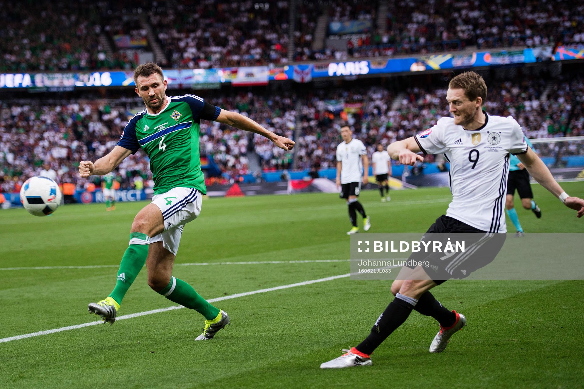 Tysklands André Schurrle mot Nordirlands Gareth McAuley i fotbollsmatchen mellan Nordirland och Tyskland under fotbolls-EM den 21 juni 2016 i Paris.