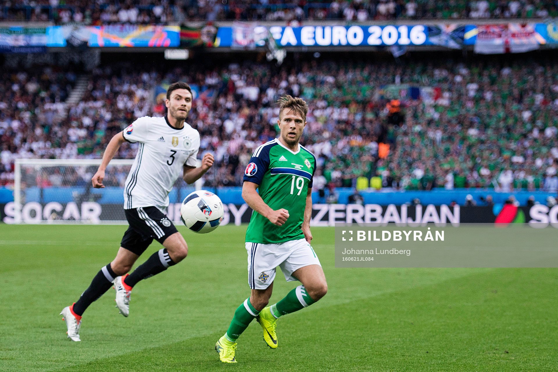 Tysklands Jonas Hector och Nordirlands Kyle Lafferty  i