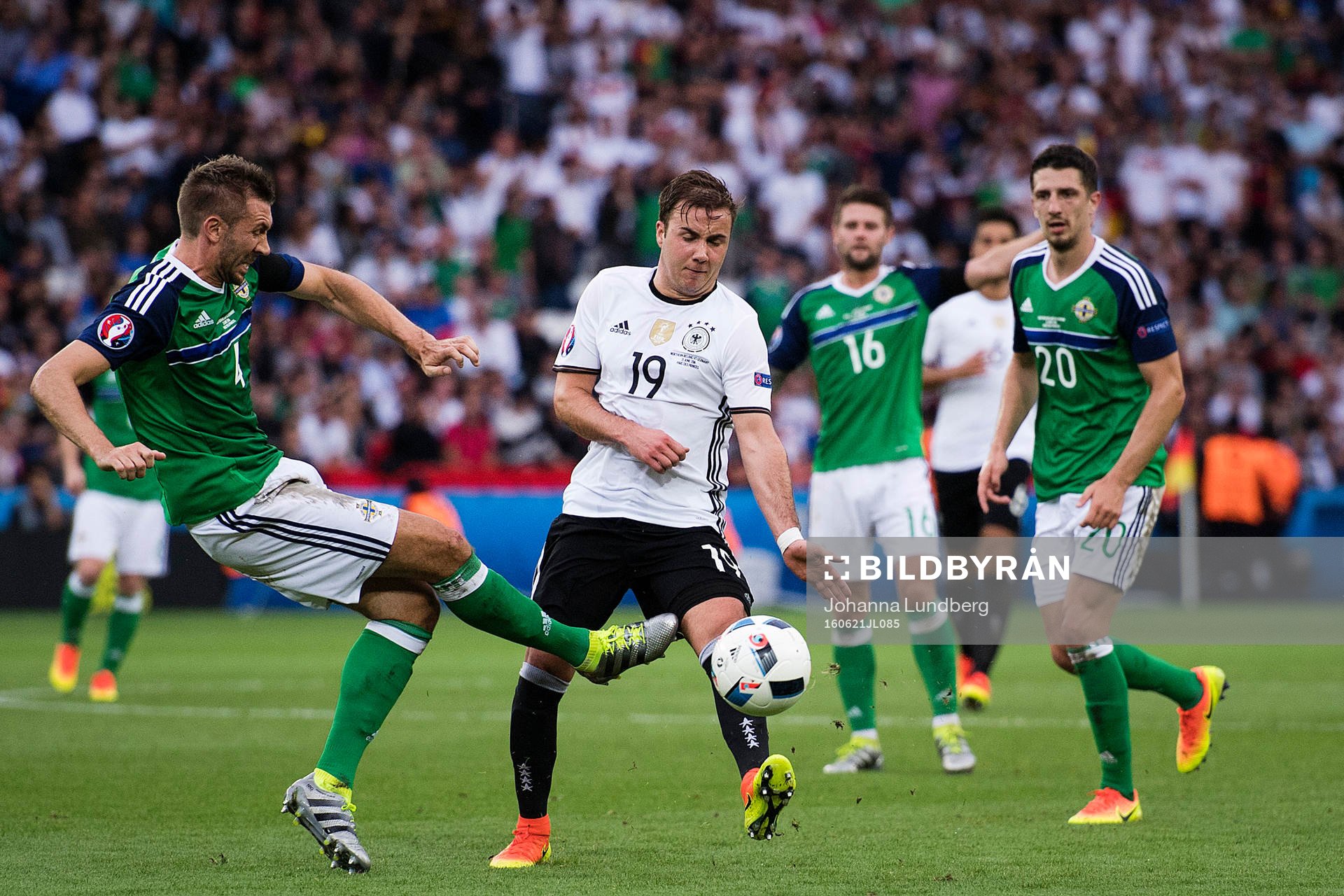 Nordirlands Gareth McAuley och Craig Cathcart mot Tysklands