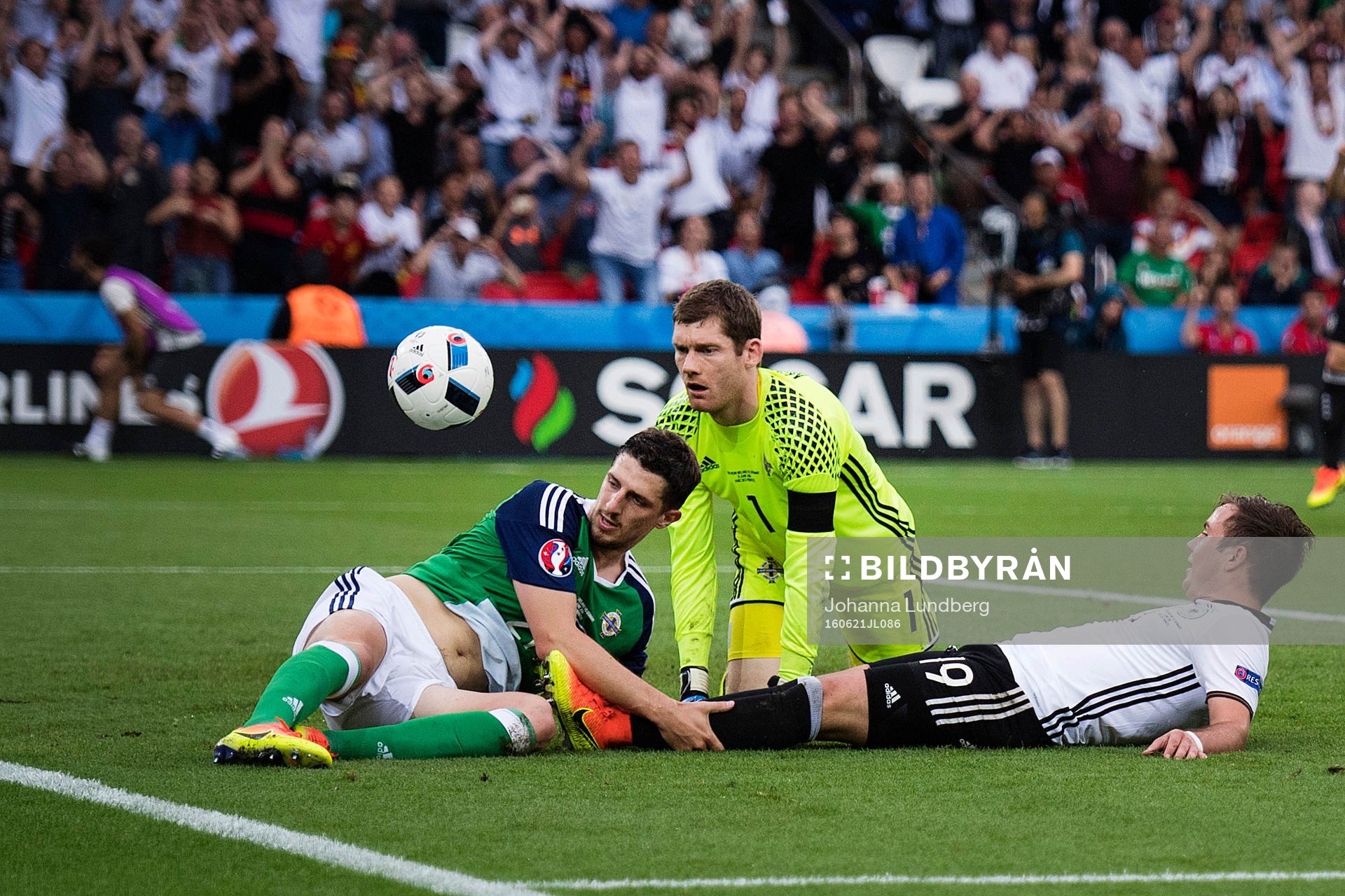 Nordirlands målvakt Michael McGovern och Craig Cathcart i