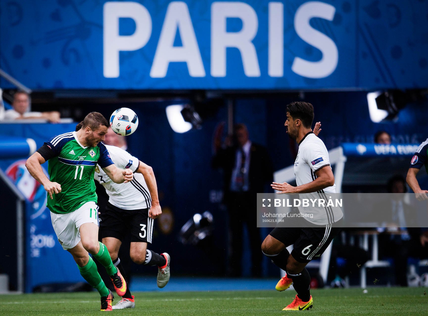 Nordirlands Conor Washington nickar mot Tysklands Sami Khedira i fotbollsmatchen mellan Nordirland och Tyskland under fotbolls-EM den 21 juni 2016 i Paris.