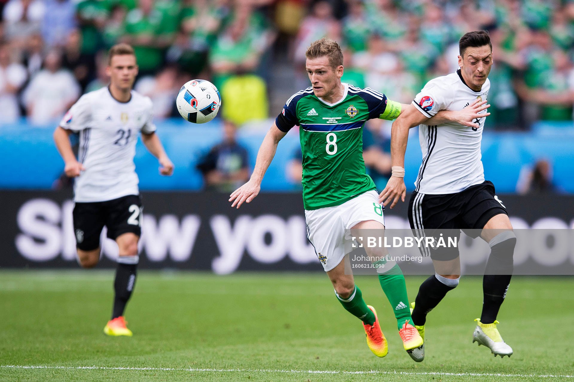 Nordirlands Steven Davis och Tysklands Mesut Özil  i