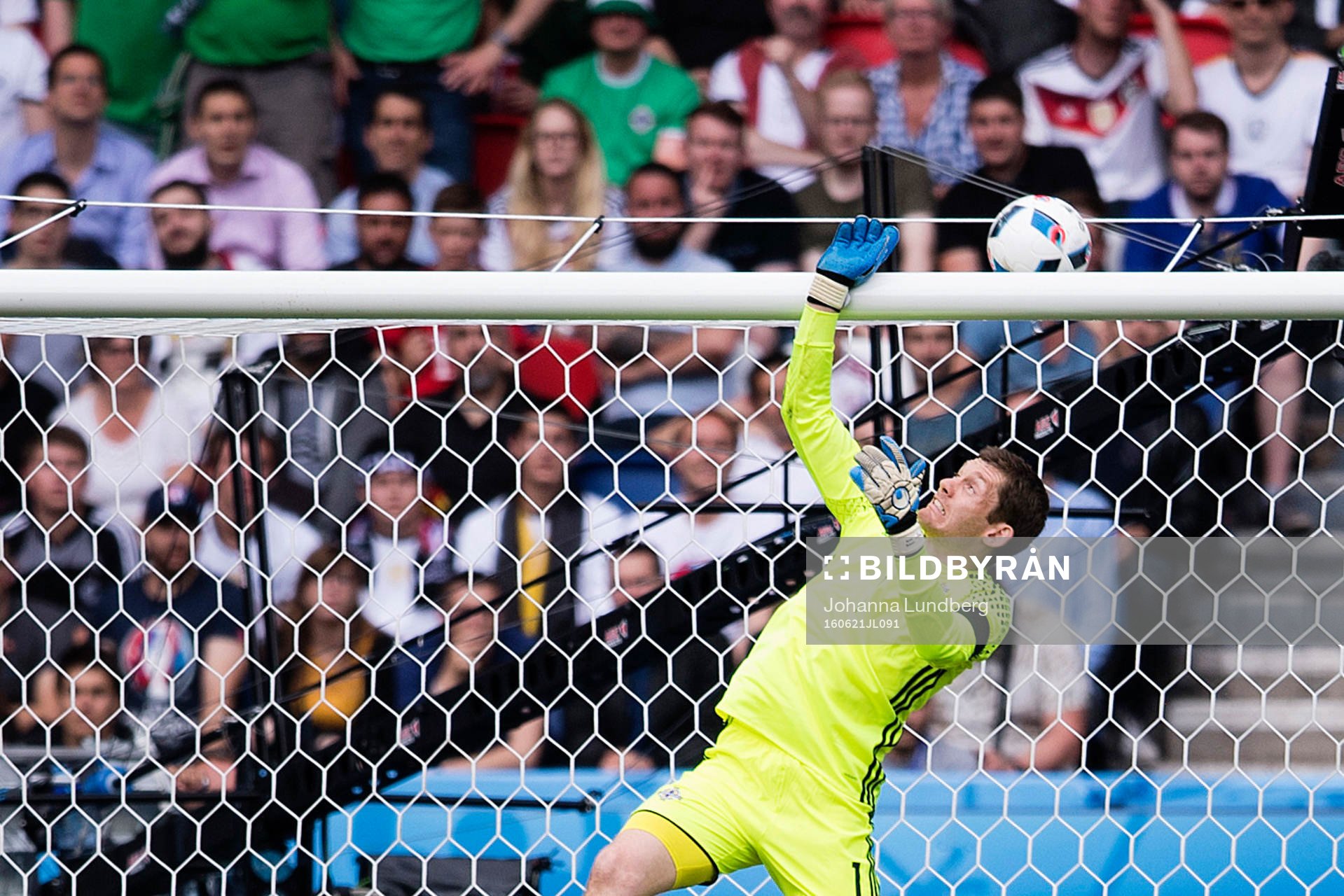 Nordirlands målvakt Michael McGovern i fotbollsmatchen mellan Nordirland och Tyskland under fotbolls-EM den 21 juni 2016 i Paris.