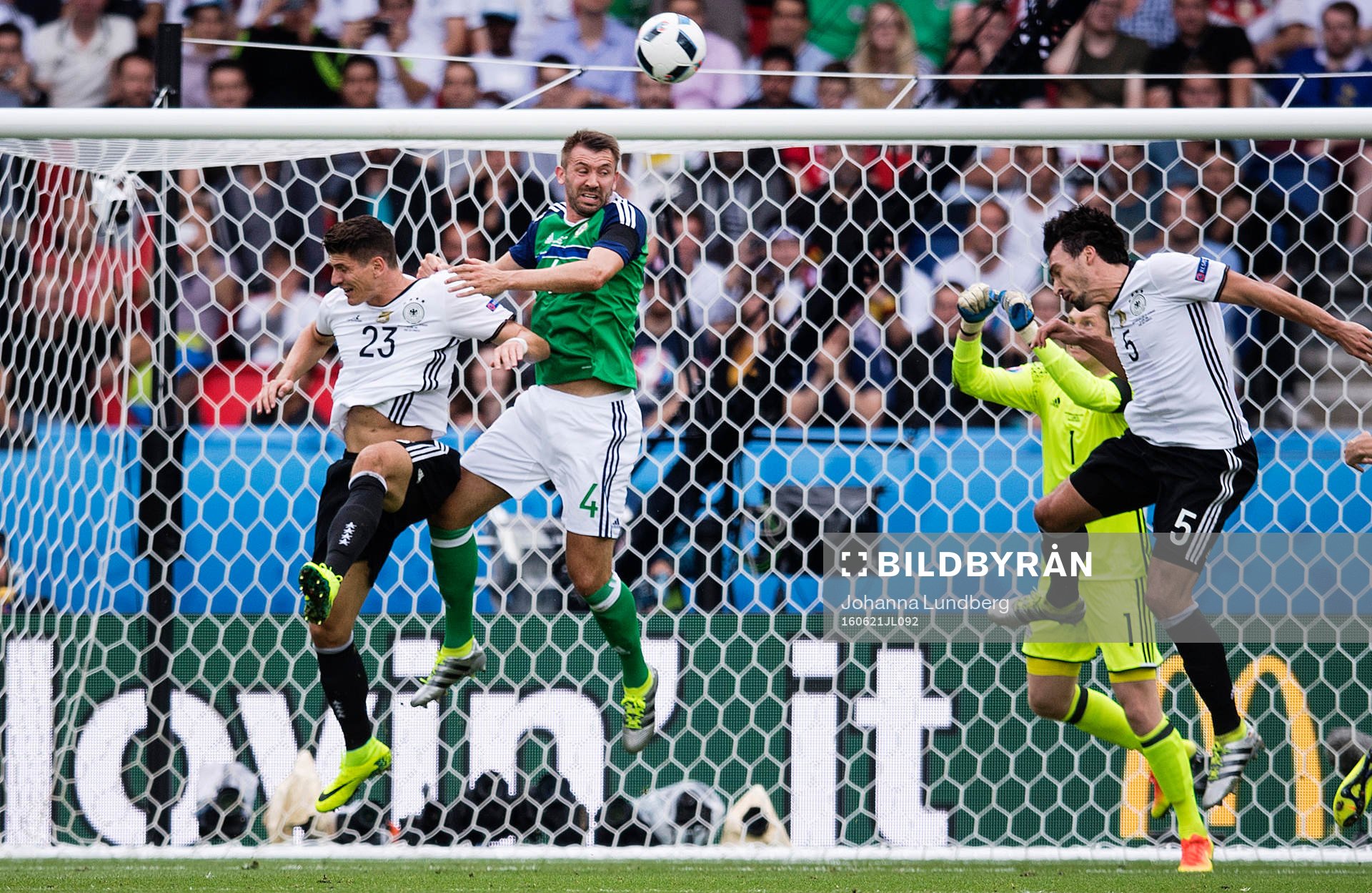Tysklands Mario Gomez och Nordirlands Gareth McAuley i en