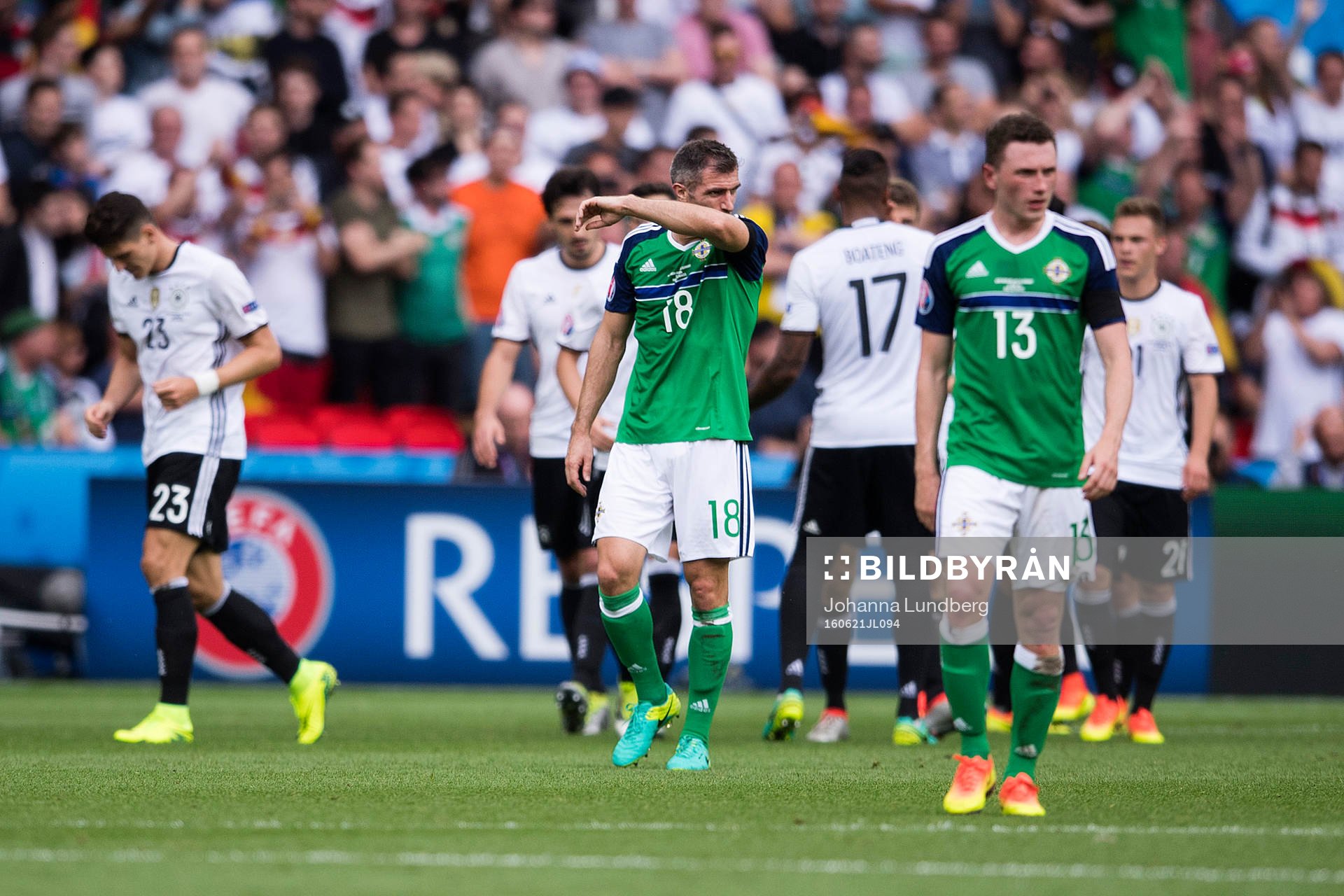 Nordirlands Aaron Hughes deppar i fotbollsmatchen mellan