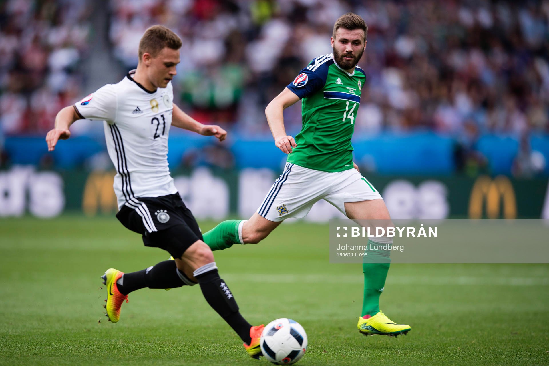 Tysklands Joshua Kimmich och Nordirlands Stuart Dallas i