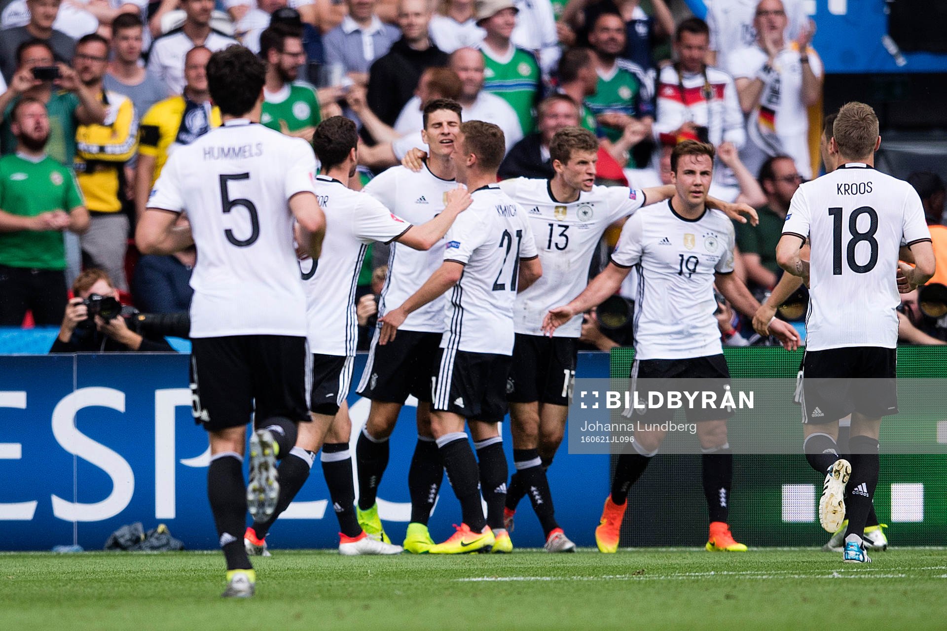 Tysklands Mario Gomez gör 0-1 och jublar i fotbollsmatchen