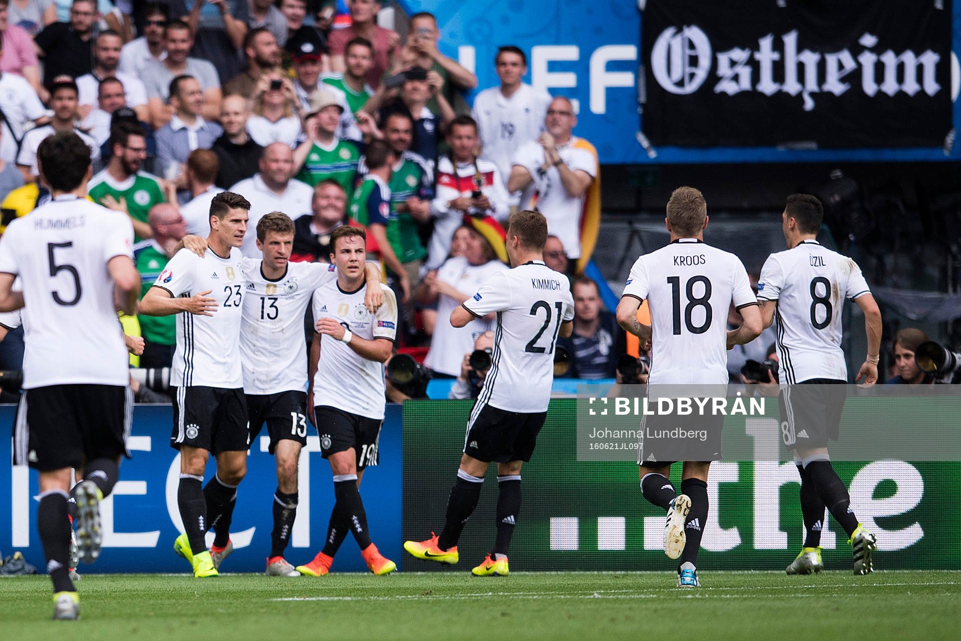 Tysklands Mario Gomez gör 0-1 och jublar i fotbollsmatchen mellan Nordirland och Tyskland under fotbolls-EM den 21 juni 2016 i Paris.