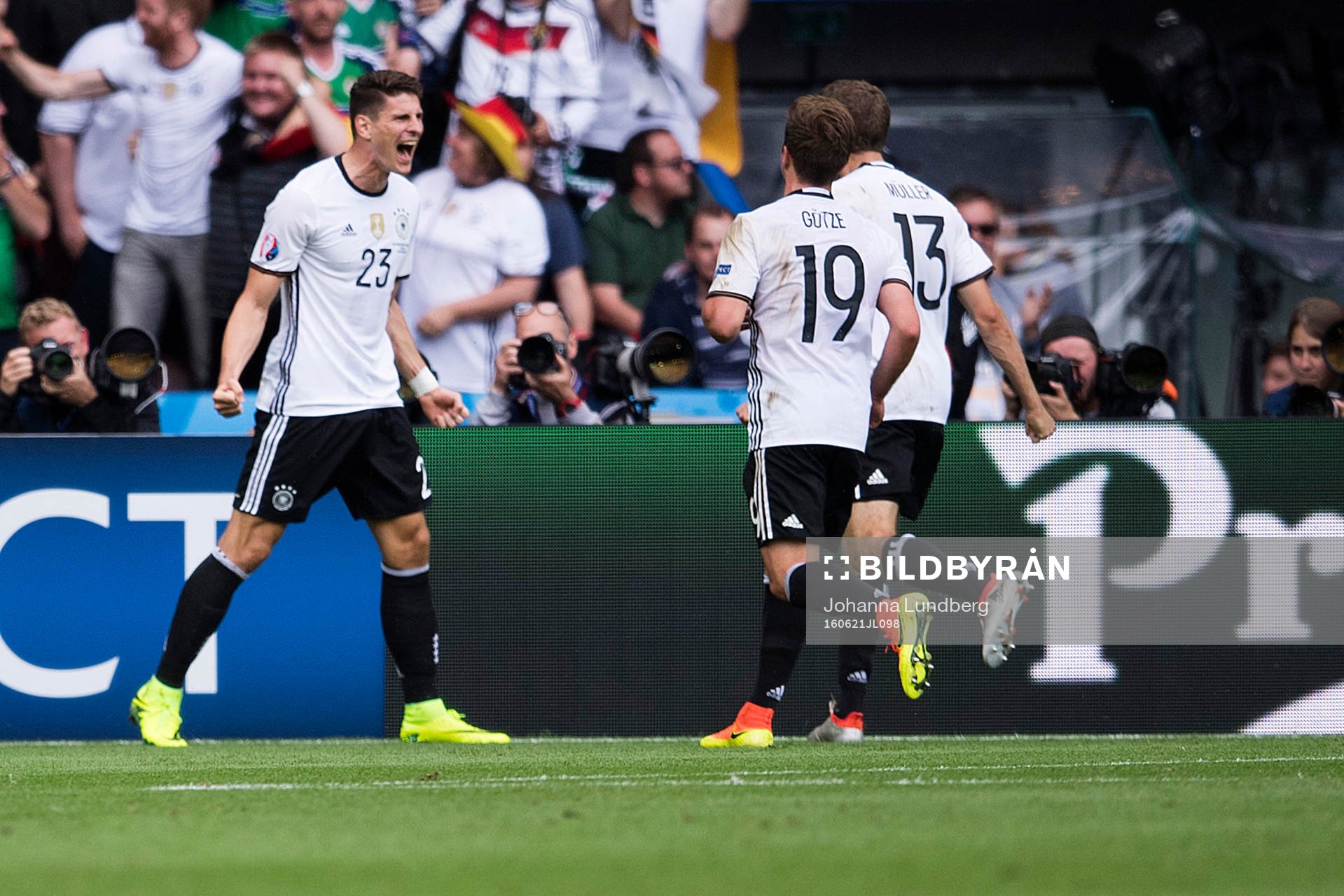 Tysklands Mario Gomez gör 0-1 och jublar i fotbollsmatchen