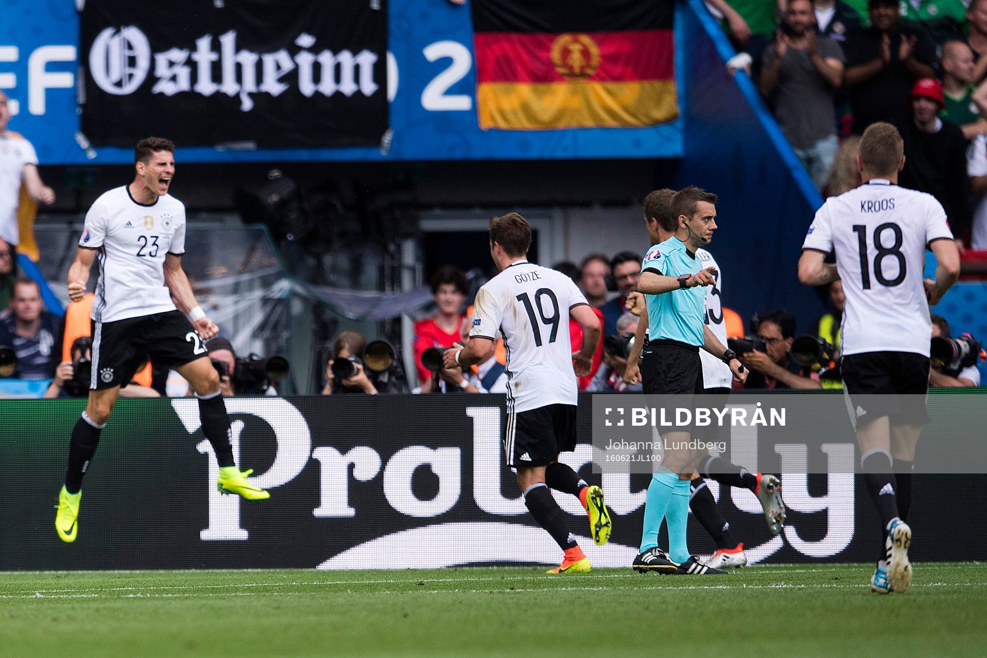 Tysklands Mario Gomez gör 0-1 och jublar i fotbollsmatchen