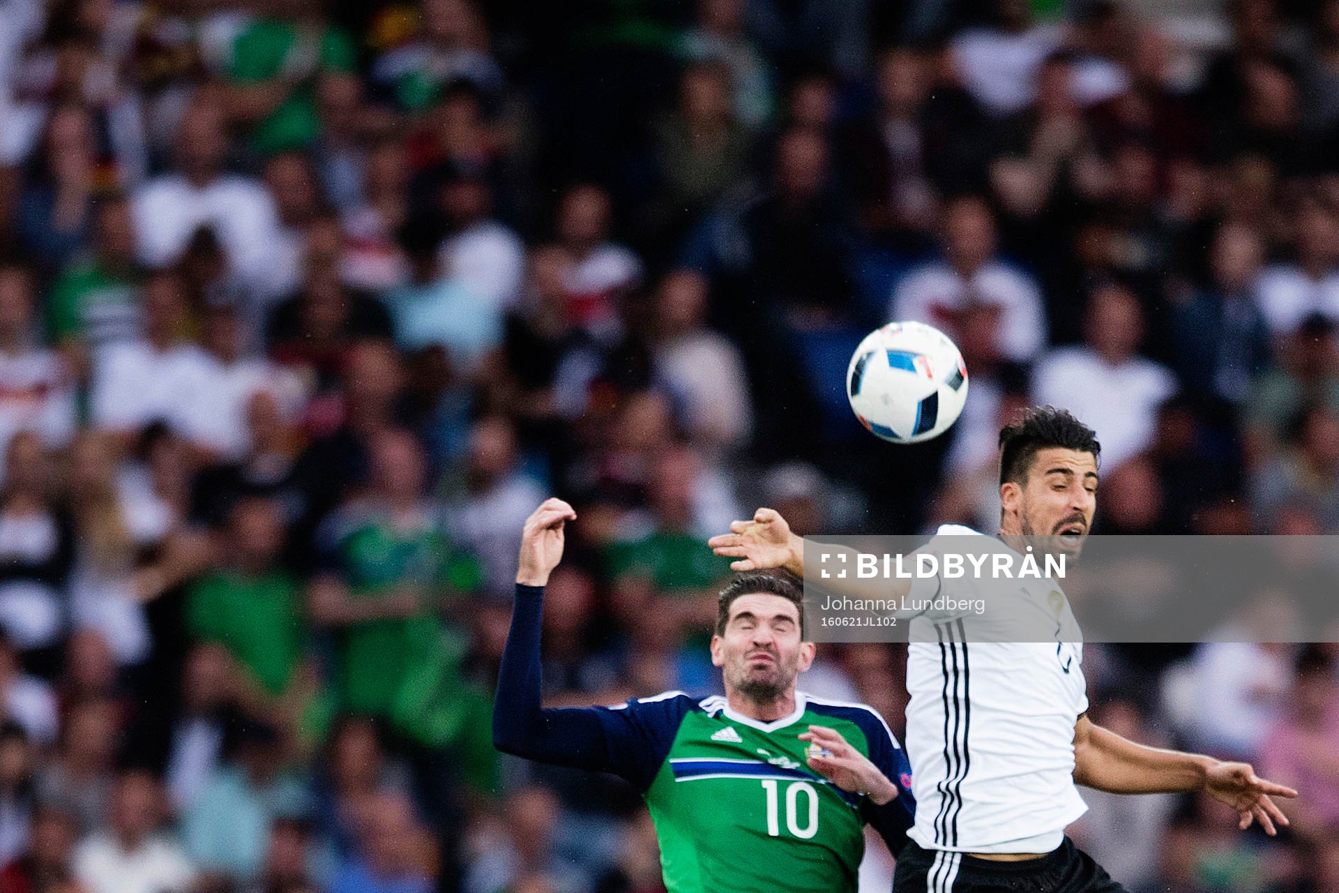 Nordirlands Kyle Lafferty och Tysklands Sami Khedira i