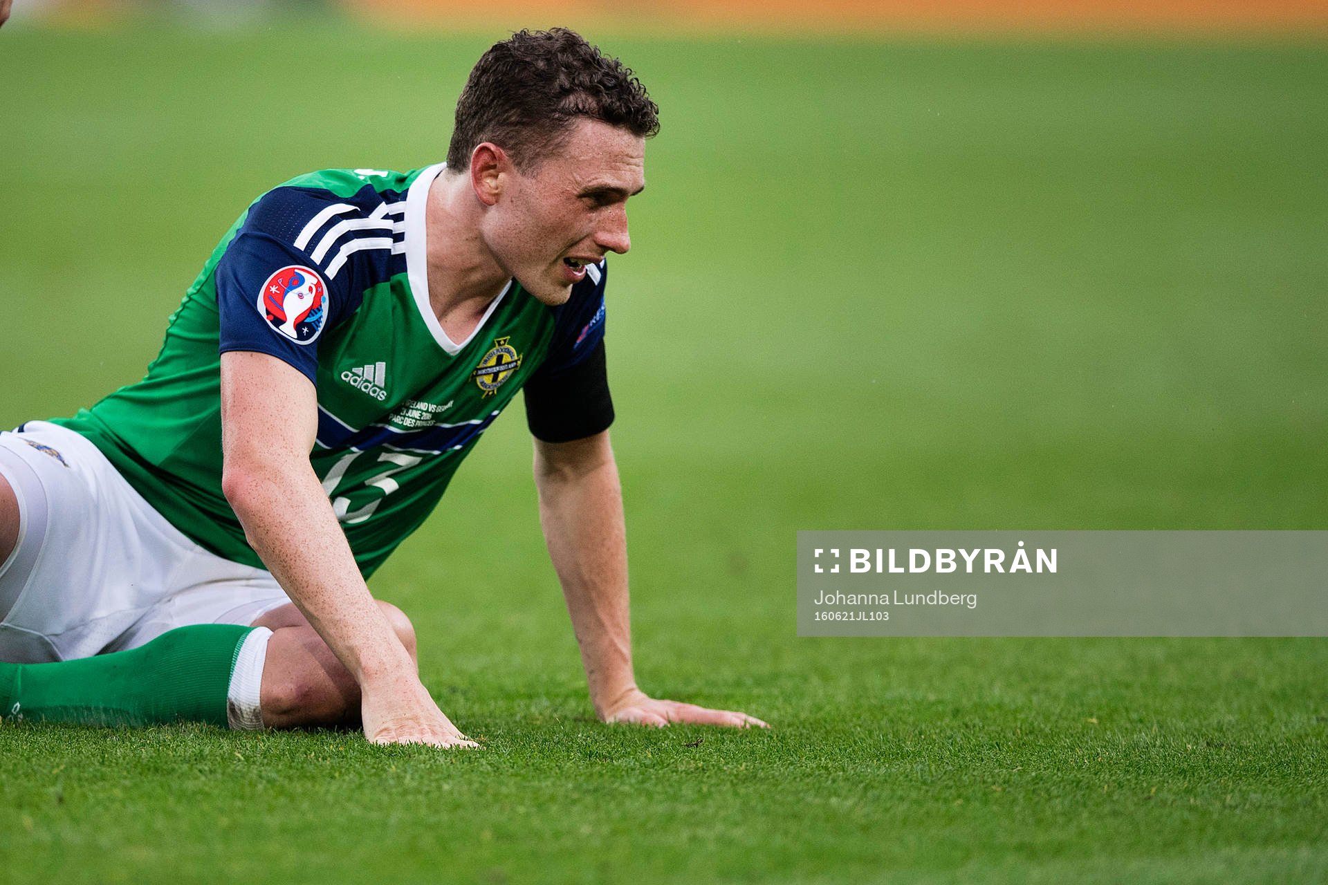Nordirlands Corry Evans deppar i fotbollsmatchen mellan