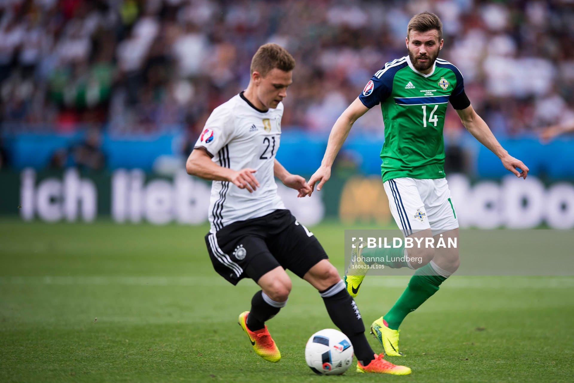 Tysklands Joshua Kimmich och Nordirlands Stuart Dallas i