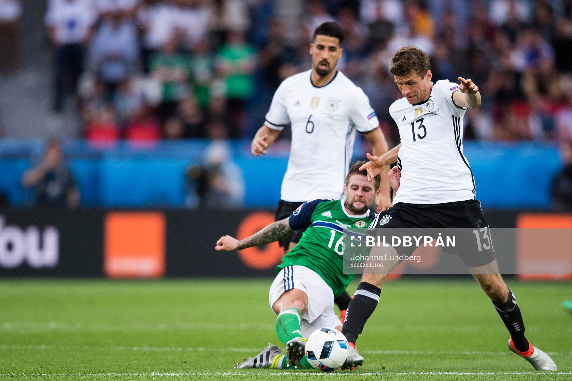 Tysklands Sami Khedira och Thomas Muller mot Nordirlands