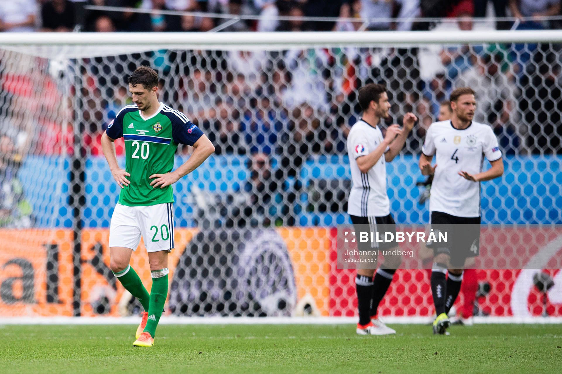 Nordirlands Craig Cathcart deppar i fotbollsmatchen mellan