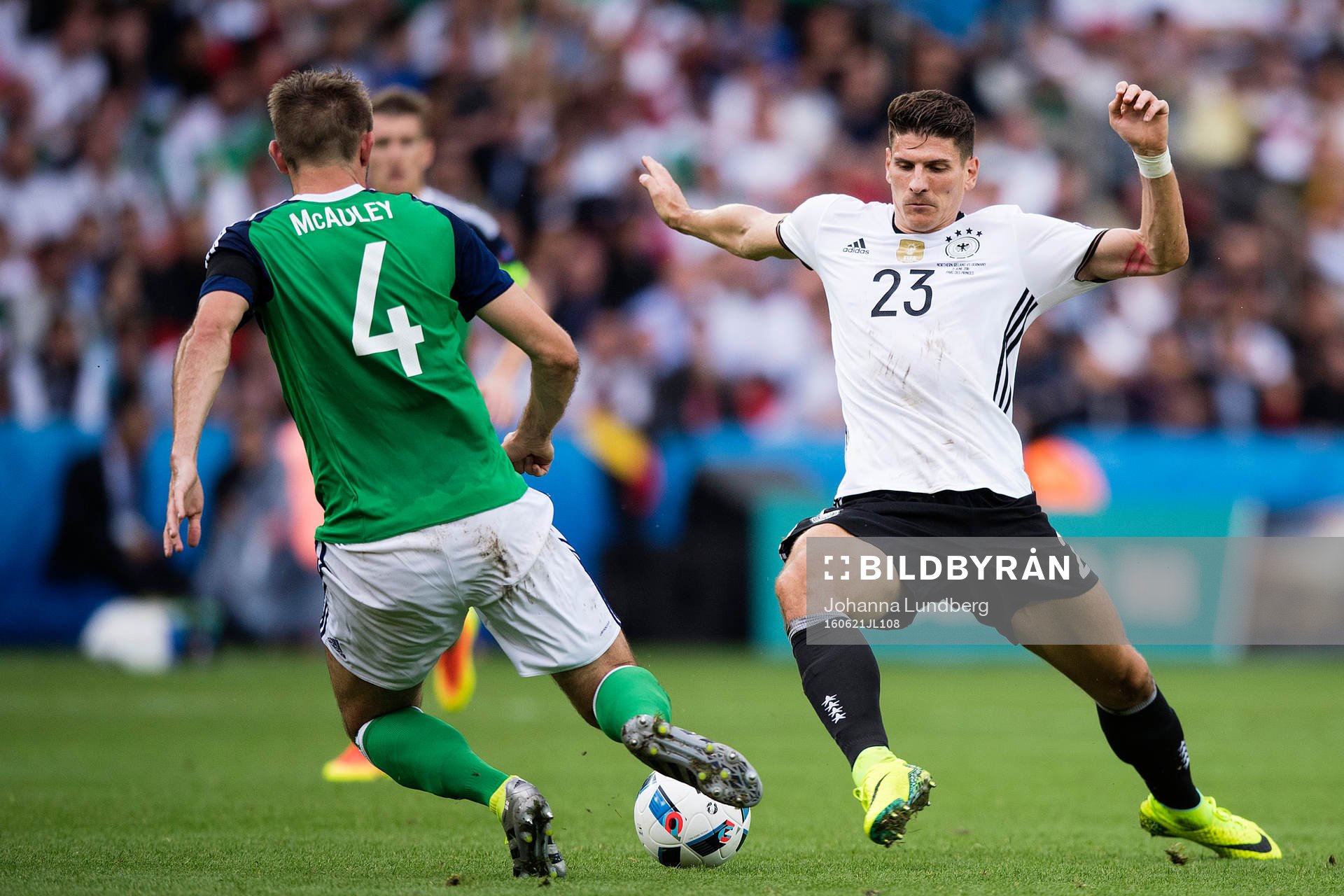 Tysklands Mario Gomez tar sig förbi Nordirlands Gareth