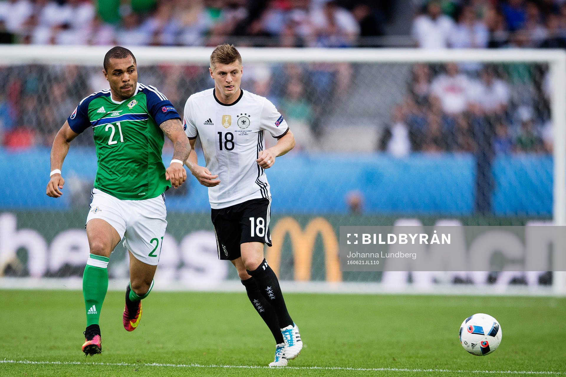 Nordirlands Josh Magennis Toni Kroos i fotbollsmatchen