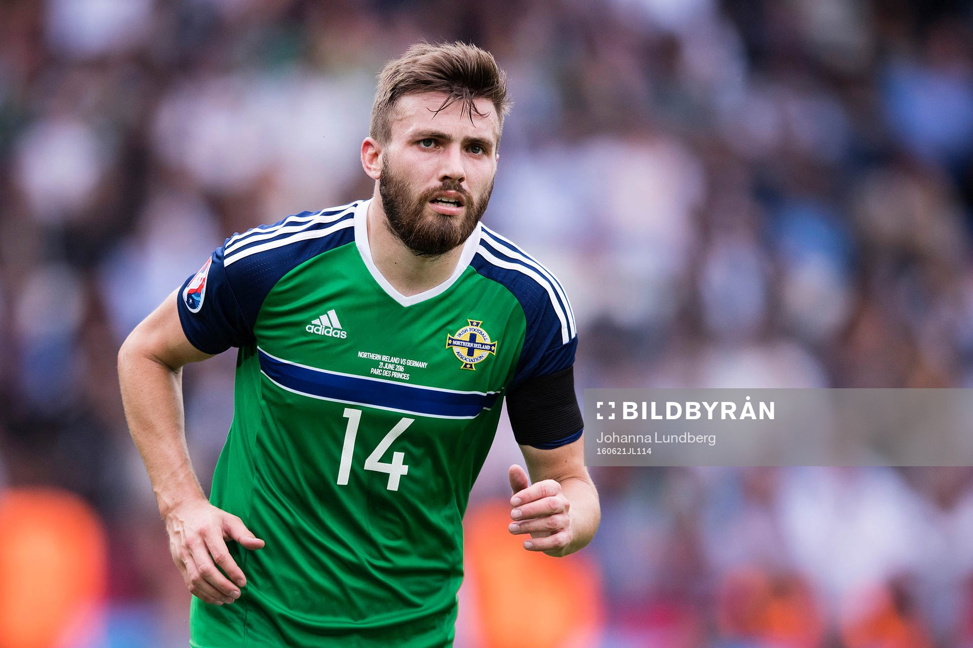 Nordirlands Stuart Dallas  i fotbollsmatchen mellan