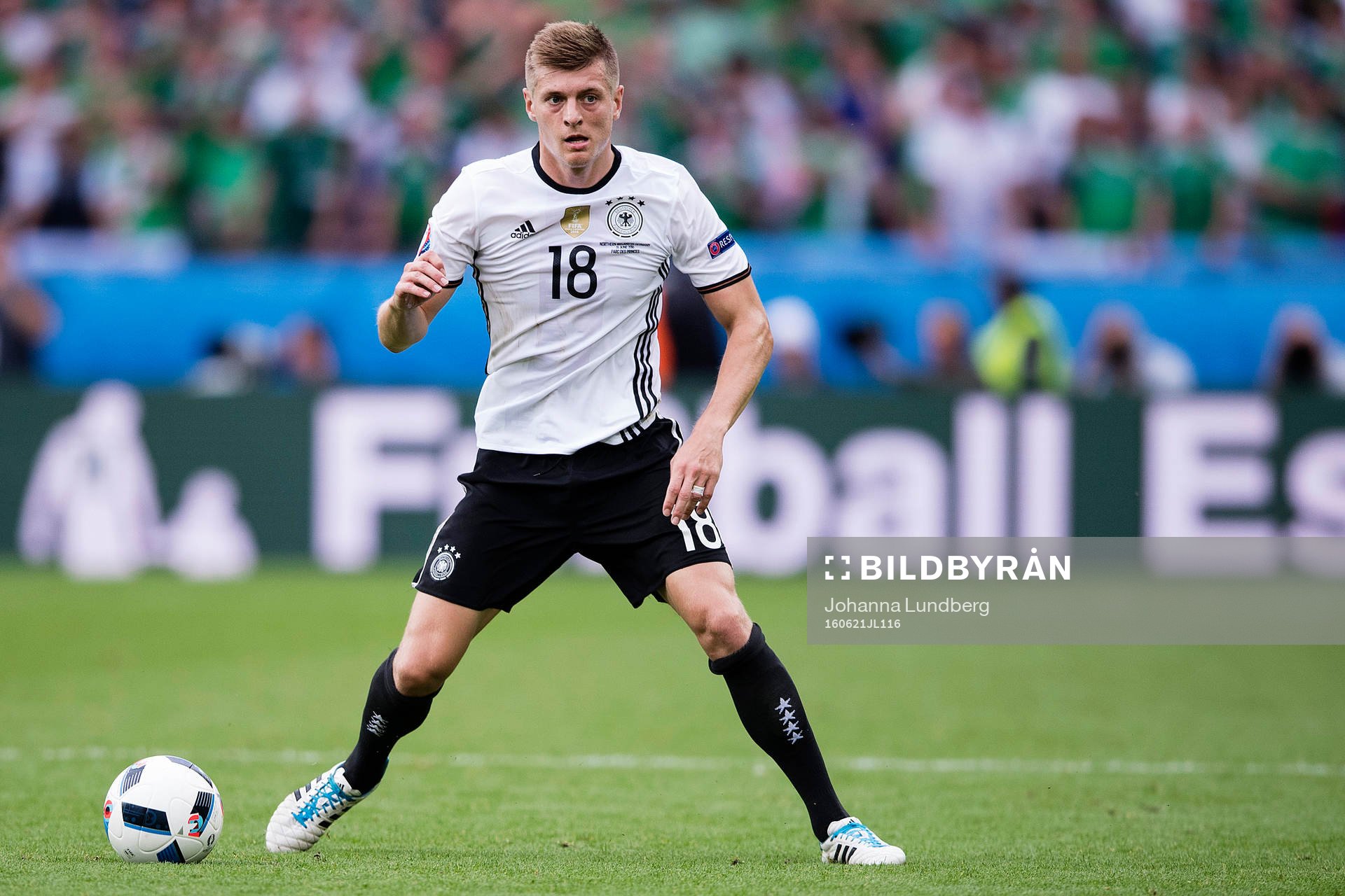 Tysklands Toni Kroos  i fotbollsmatchen mellan Nordirland och Tyskland under fotbolls-EM den 21 juni 2016 i Paris.
