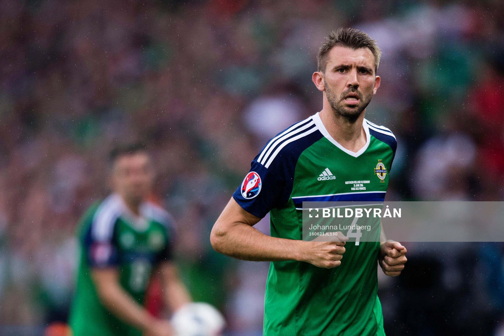 Nordirlands Gareth McAuley  i fotbollsmatchen mellan