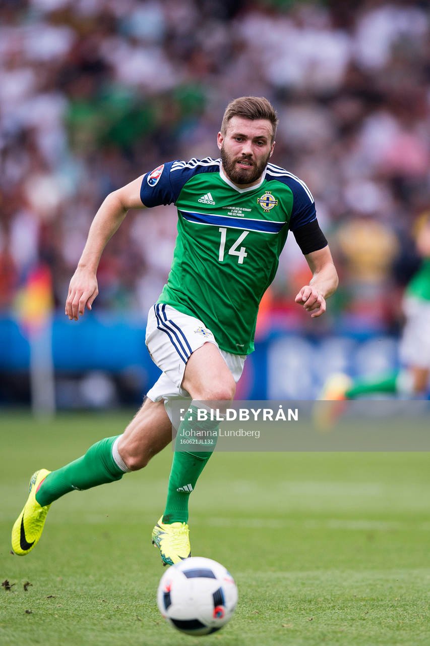 Nordirlands Stuart Dallas i fotbollsmatchen mellan