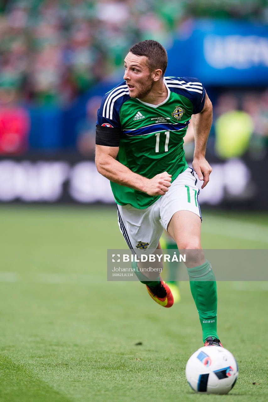 Nordirlands Conor Washington  i fotbollsmatchen mellan Nordirland och Tyskland under fotbolls-EM den 21 juni 2016 i Paris.