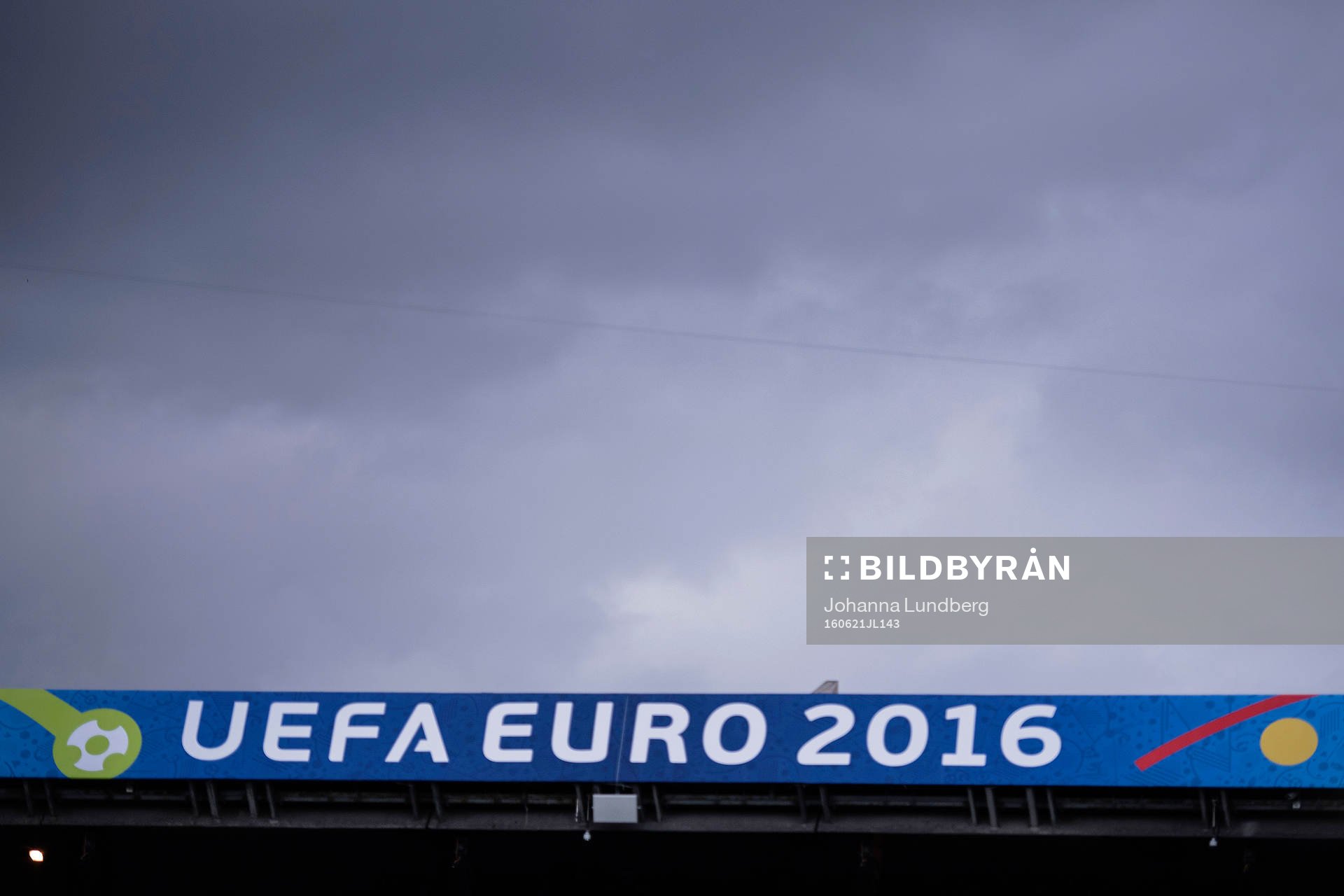 En banner för UEFA Euro 2016 i fotbollsmatchen mellan