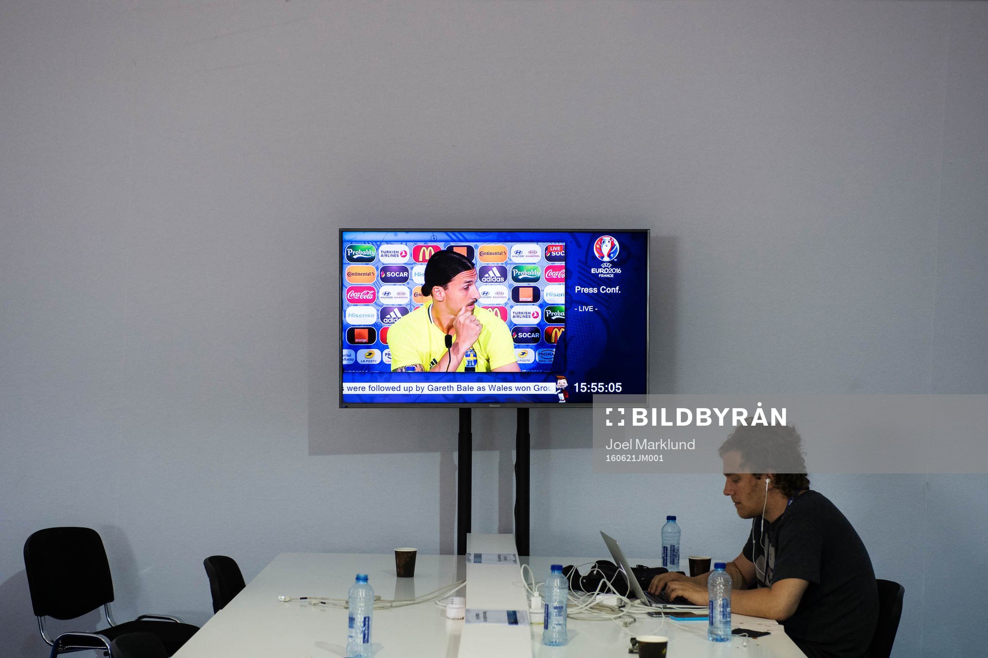 Zlatan Ibrahimovic meddelar på en presskonferens att han