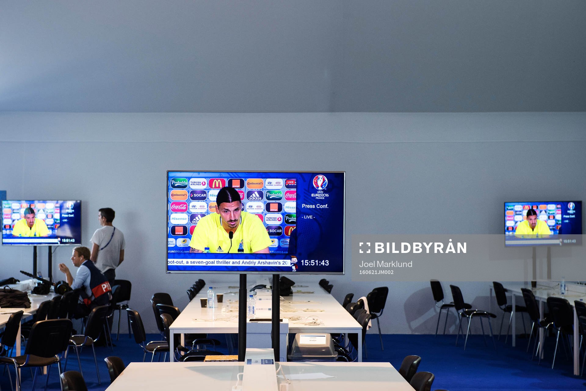 Zlatan Ibrahimovic meddelar på en presskonferens att han