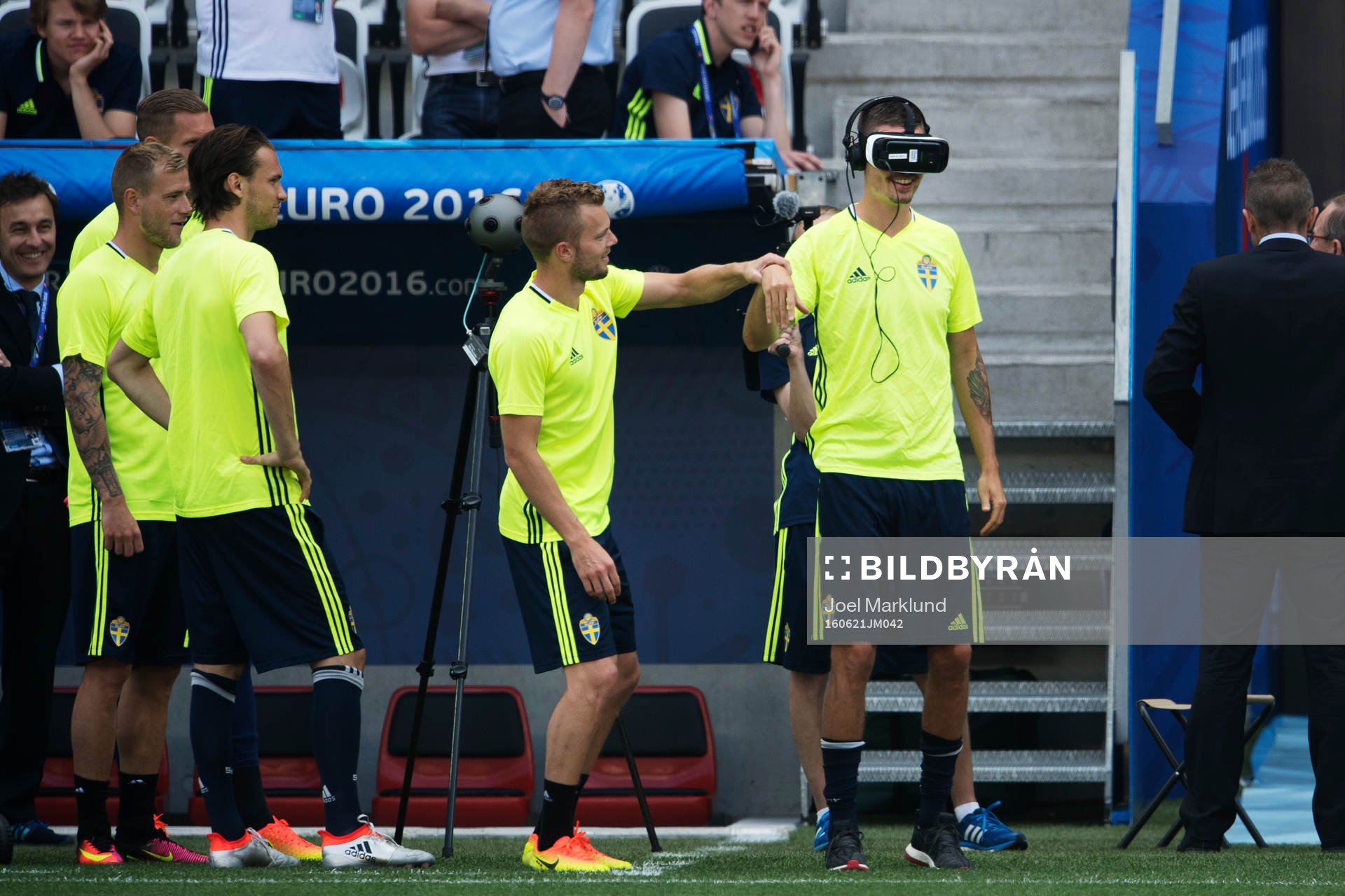 Sebastian Larsson håller i Mikael Lustig som testar