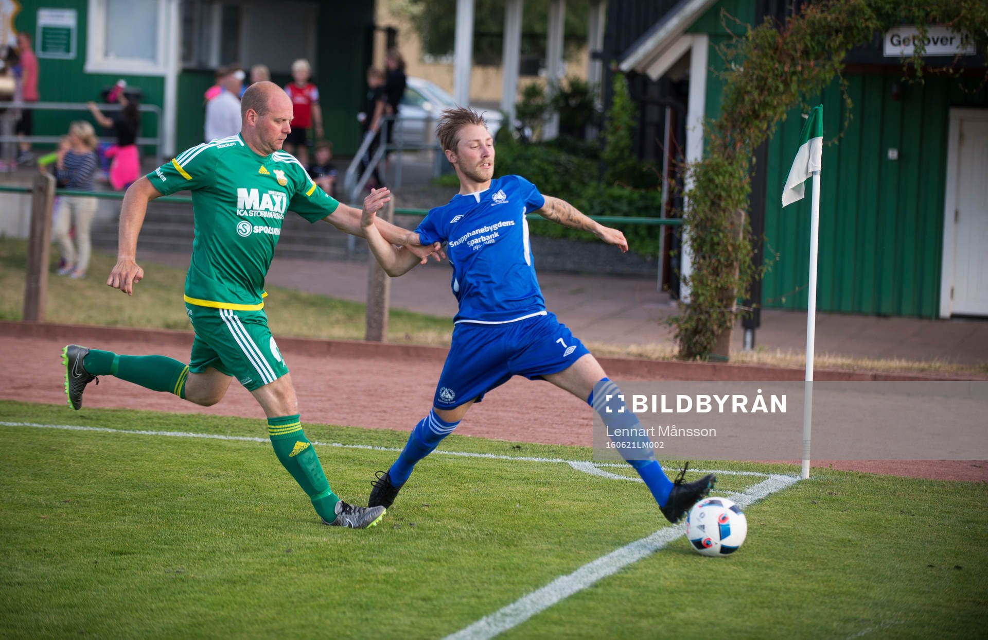 Bjärnum-spelaren hinner inte stoppa bollen vid kortlinjen