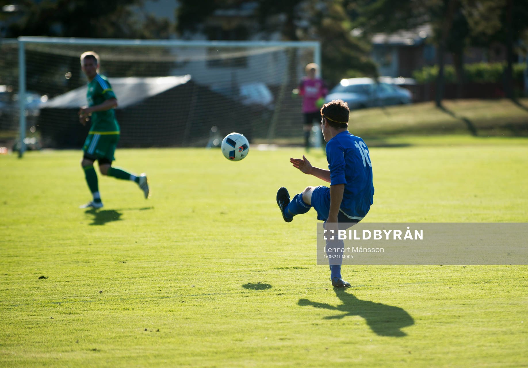 En Bjärnums-spelare skjuter mot mål i matchen i division