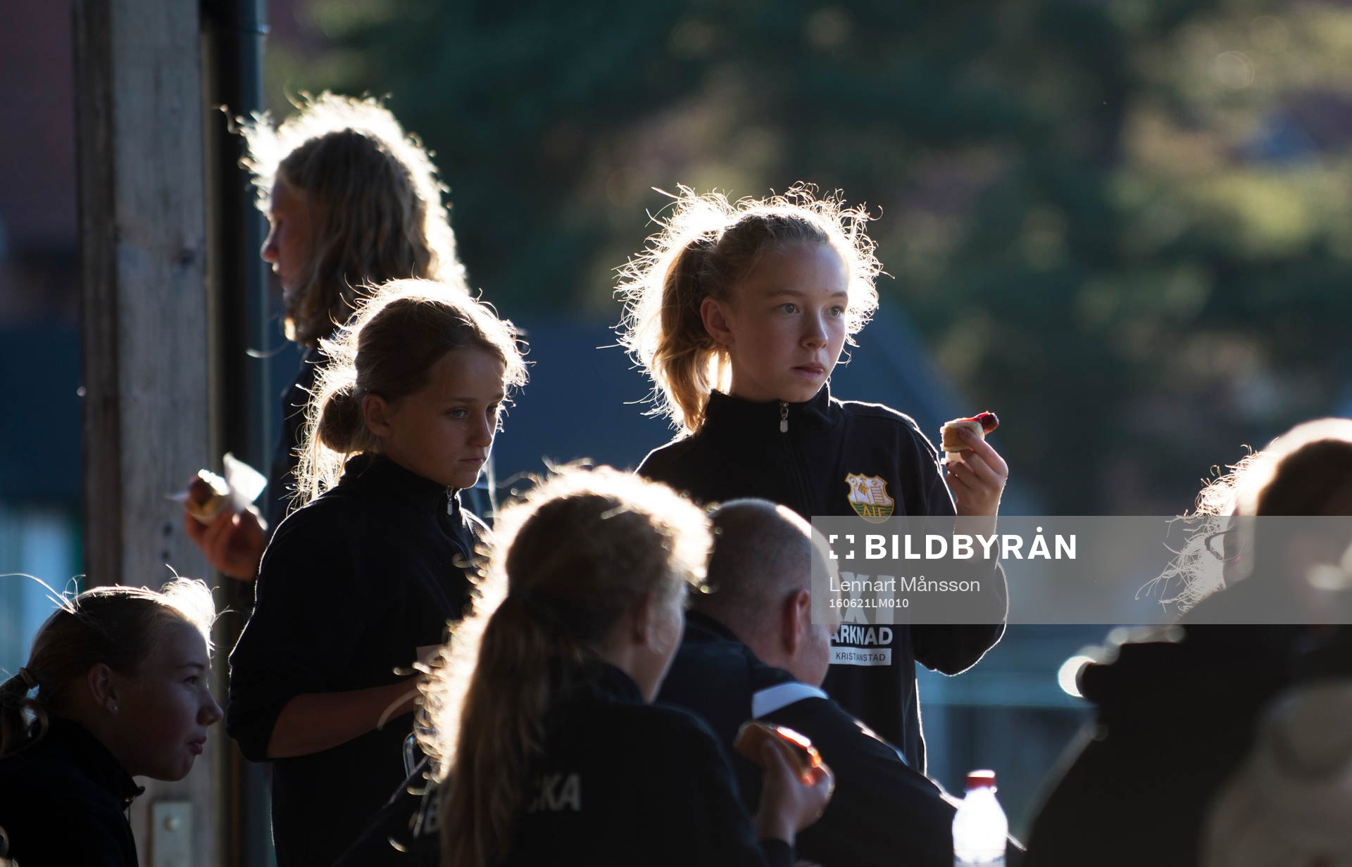 Bollkallorna äter korv i halvtid  i matchen i division 5