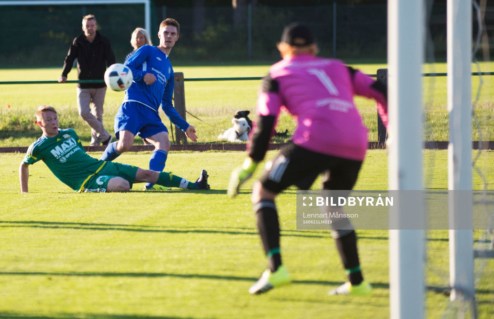Bjärnums Simon Reinholdsson inlägg i matchen i division 5 mellan Åhus och Bjärnum i Åhus 21 juni 2016.