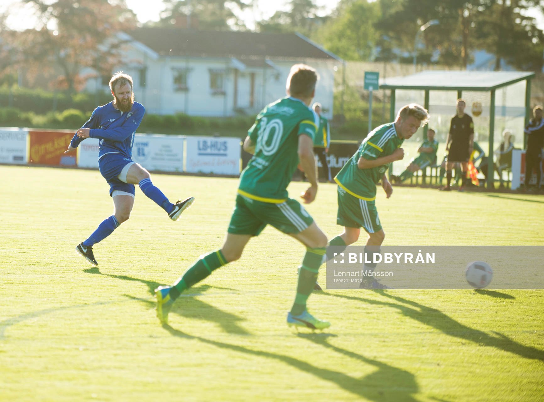 Bjärnums Oskar Olsson skjuter  i matchen i division 5