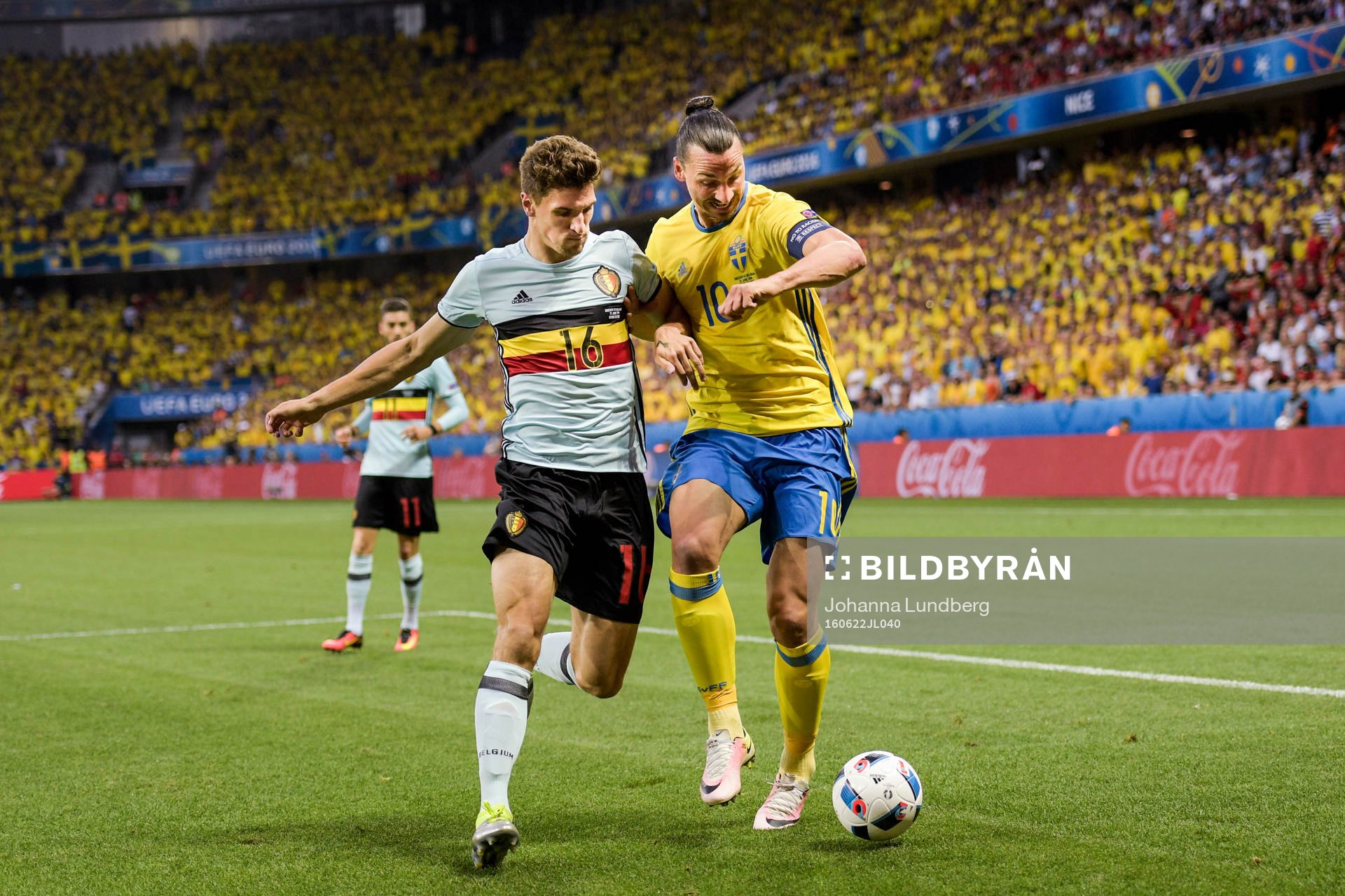 Belgiens Thomas Meunier i kamp med Sveriges Zlatan Ibrahimovic inför fotbollsmatchen mellan Sverige och Belgien under fotbolls-EM den 22 juni 2016 i Nice.