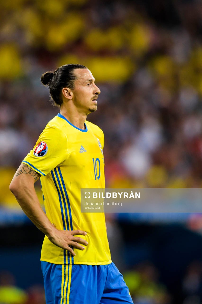 Sveriges Zlatan Ibrahimovic deppar i fotbollsmatchen mellan