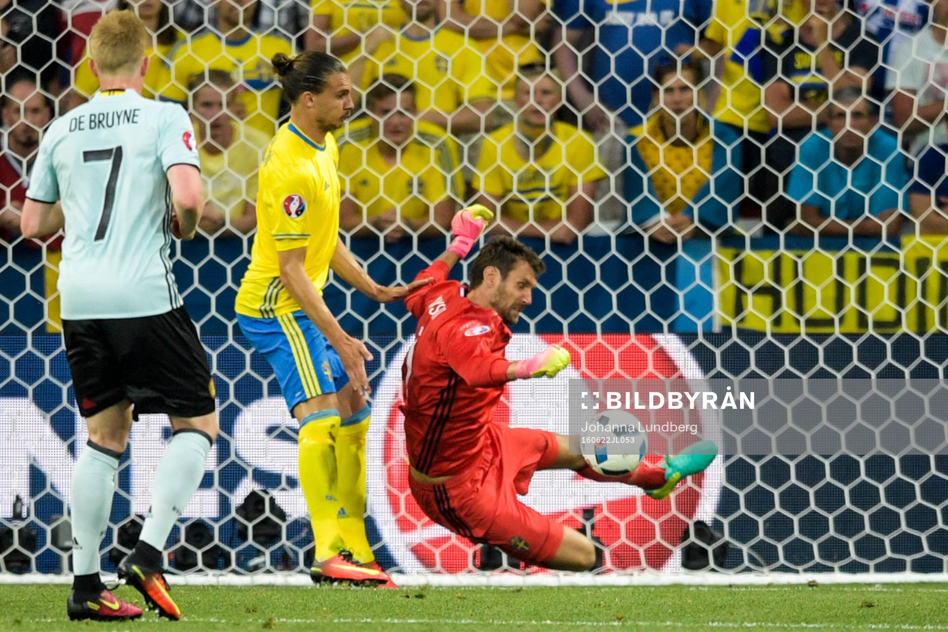 Sveriges målvakt Andreas Isaksson gör en räddning i