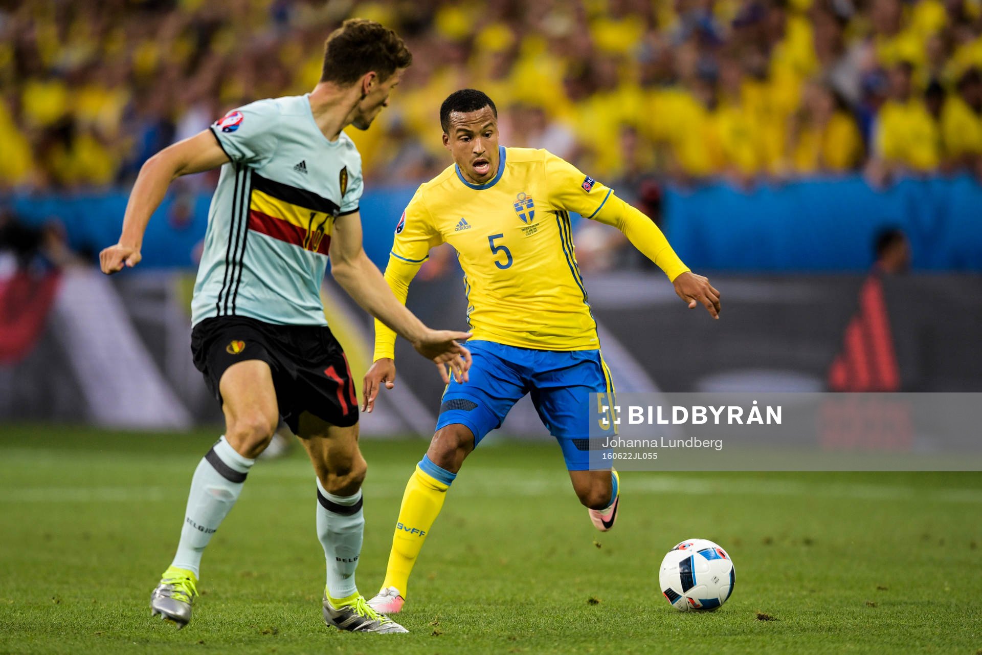 Belgiens Thomas Meunier utmanas av Sveriges Martin Olsson i
