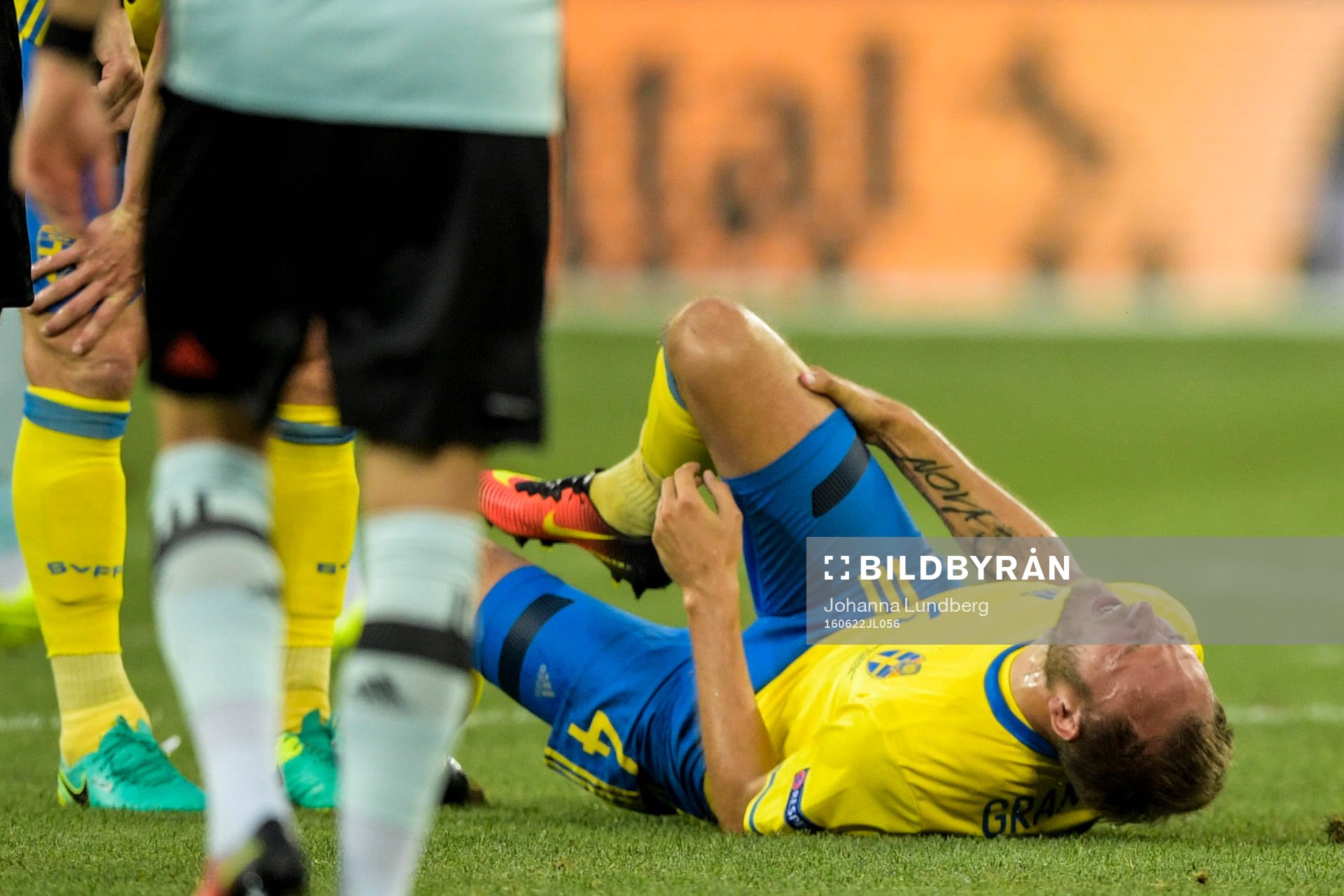 Sveriges Andreas Granqvist har ont i fotbollsmatchen mellan