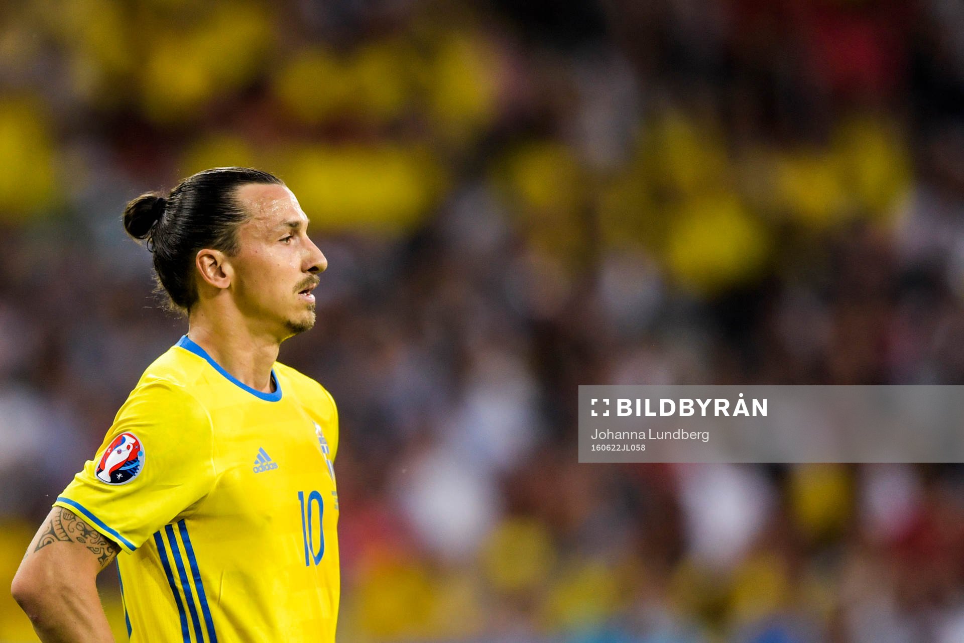Sveriges Zlatan Ibrahimovic deppar i fotbollsmatchen mellan